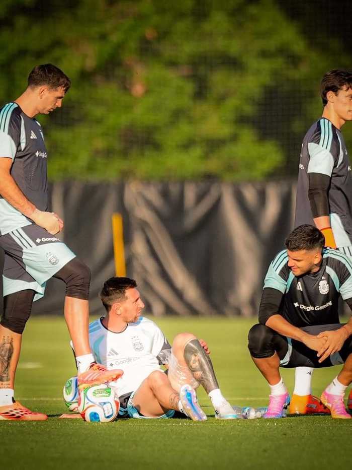 梅西左大腿绑冰袋参加首场训练